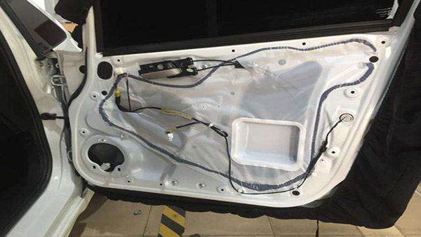 哪種膠粘劑更適合應用于車門防水膜上？